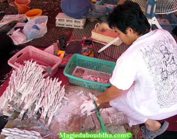 Fabrication d'amulettes Thai du Bouddha debout.